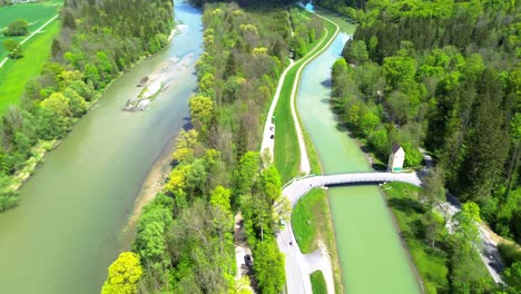 Drohne-Fliegt-über-Fluss-Und-Wald-4k