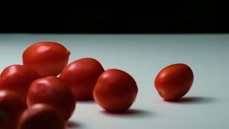Zeitlupenaufnahmen-Von-Roten-Tomaten,-Die-Auf-Einem-Tisch-Rollen