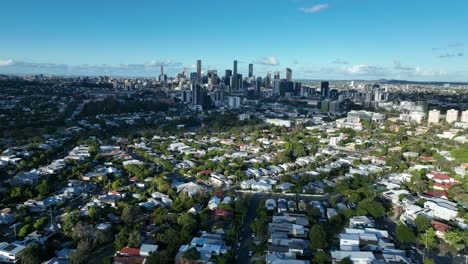 Establishing-push-in-and-pan-up-drone-shot-of-Brisbane-City,-Milton-and-Auchenflower