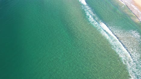 Türkisfarbenes-Meerwasser-Mit-Plätschernden-Wellen-Am-Kawana-Beach-In-Queensland,-Australien