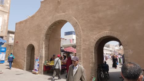 Vista-Del-Antiguo-Mercado-Local-Y-Vendedores-En-Essaouira,-Medina,-Marruecos