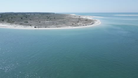 Die-Luftaufnahme-Zeigt-Die-Atemberaubende-Schönheit-Der-Insel-Troia,-Eingebettet-In-Die-Ruhigen-Gewässer-Des-Flusses-Sado-In-Portugal