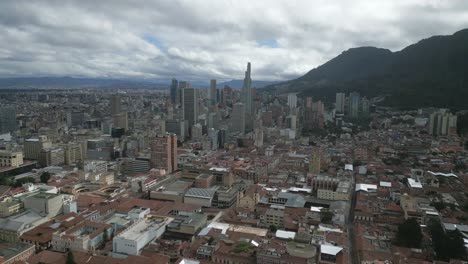 Drohnenanflug-Skyline-Modernes-Gebäude-Wolkenkratzer-In-Der-Hauptstadt-Bogota,-Kolumbien,-Luftaufnahme