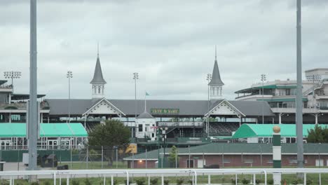 Churchill-Die-Twin-Spires-Hinunter,-Bewölkter-Tagesweg