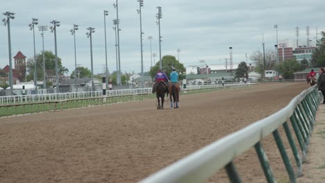 Kentucky-Derby-Pferde-Und-Jockeys-Laufen-Die-Strecke-In-Churchill-Downs-Entlang