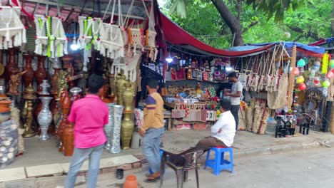 Handgefertigter-Kunsthandwerksladen-Am-Straßenrand,-Der-Verschiedene-Kunsthandwerksprodukte-An-Der-Shahbagh-Dhaka-University-Road-Verkauft