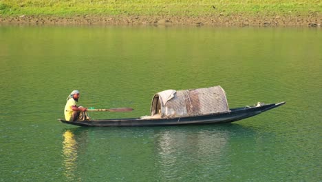 Pescadores-Asiáticos-Locales-Con-Su-Tradicional-Barco-De-Madera-Preparándose-Para-Pescar-En-El-Lago.