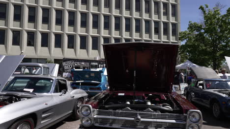 Salón-Del-Automóvil:-Vehículos-Chevrolet-Personalizados-Con-El-Capó-Abierto-Mostrando-Su-Motor