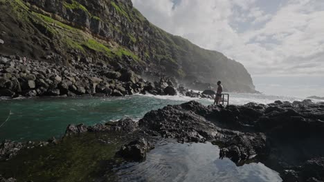 Azores:-Brave-Tourist-waiting-to-dive-at-Ponta-da-Ferraria-natural-pool
