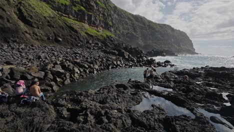 Turistas-En-La-Piscina-Natural-De-Aguas-Termales,-São-Miguel,-Azores