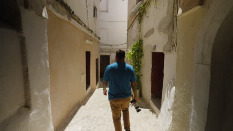 Ein-Mann-Mit-Einer-Modernen-Kamera-Spaziert-Durch-Die-Altstadt-Von-Kasbah,-Algier,-Algerien