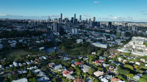Establishing-drone-shot-of-Brisbane-City,-Milton-and-Auchenflower