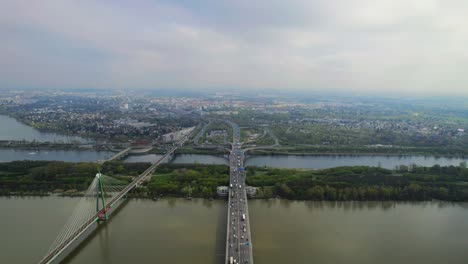Toma-Aérea-Estática-De-Un-Drone-De-Un-Concurrido-Puente-De-Carretera-Que-Cruza-El-Danubio-En-Viena