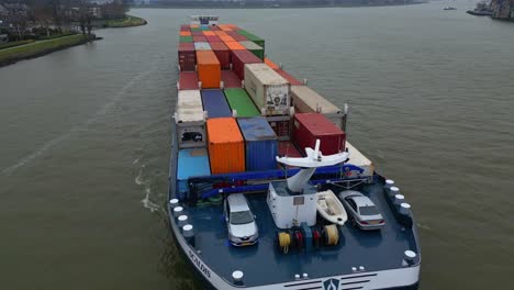 Barco-Portacontenedores-Completamente-Cargado-Scaldis-Viajando-A-Lo-Largo-De-Oude-Maas-En-Dordrecht-Para-Importación,-Exportación,-Toma-Aérea