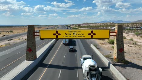 Nuevo-México-Cartel-De-Bienvenida-Encima-De-La-Autopista