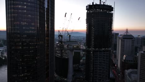 Eine-Umlaufende-Drohne-Wurde-Von-Der-Rückseite-Des-New-Queens-Wharf-Casino-Entwicklungsprojekts-In-Brisbane-City-Abgeschossen