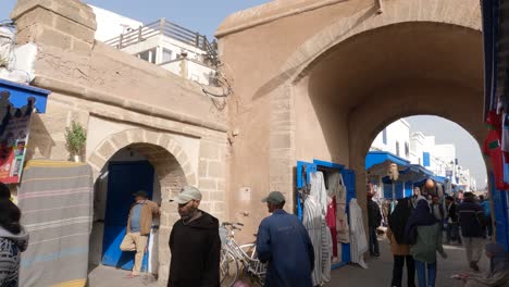 Vista-De-La-Multitud-De-Personas-En-La-Calle-Del-Mercado-En-Essaouira,-Marruecos