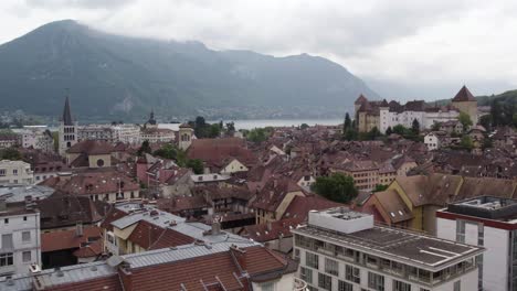 Hermosos-Edificios-De-La-Ciudad-Vieja,-Annecy---Paisaje-Urbano-Aéreo