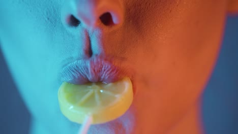 Labios-De-Mujer-De-Primer-Plano-Lamiendo-Una-Paleta-De-Limones-Amarillos-De-Una-Manera-Sensual-Y-Sexy