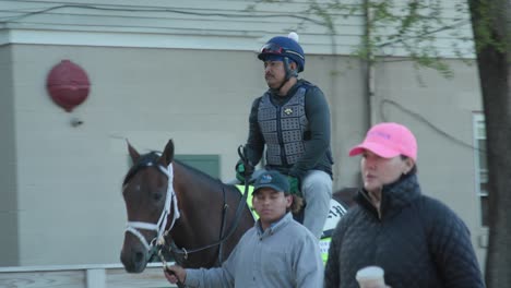 Caballo-De-Kingsbarn-Calentando-Durante-La-Semana-Del-Derbi