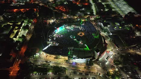 Luftaufnahme-Rund-Um-Das-Beleuchtete-Quisqueya-Juan-Maricha-Stadion-Während-Der-Konzertnacht,-Karsonntag,-Dominikanische-Republik