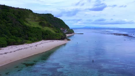 Idílica-Playa-De-Sombrillas-Gunung-En-Bali,-Indonesia---Toma-Aérea