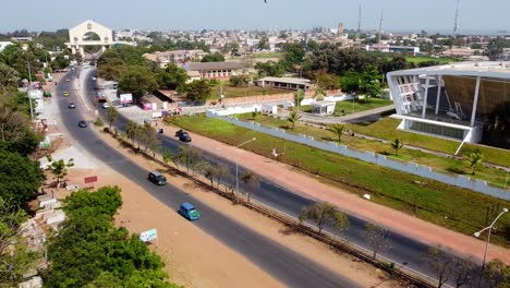 Einspielaufnahme-Des-Gebäudes-Der-Nationalversammlung-Von-Banjul,-Gambia,-In-Der-Nähe-Von-Bogen-22
