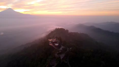 Increíble-sunset-over-misty-Menoreh-hill-in-Central-Java,-Indonesia