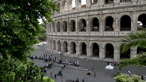 Teilansicht-Des-Kolosseums-Mit-Menschen,-Die-Entlang-Der-Piazza-Del-Colosseum-Laufen