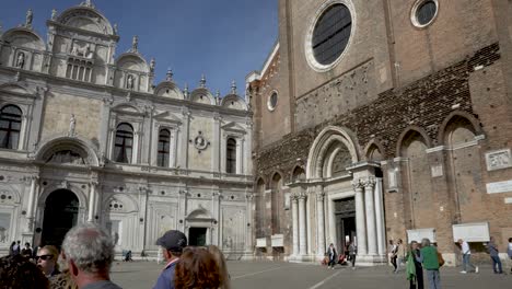 Iglesia-De-San-Zanipolo-Y-Scuola-Grande-Di-San-Marco-Con-Turistas-Caminando-Por-La-Plaza-De-Venecia