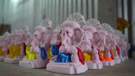 Ganesha-Idole-Werden-An-Einem-Ort-Versammelt,-Um-Bemalt-Zu-Werden