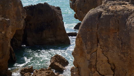 Felsnadeln-Aus-Rotem-Ton-An-Der-Felsigen-Küste-Der-Algarve,-Portugal