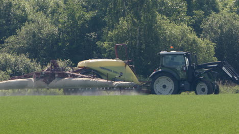 Landwirtschaftlicher-Sprühtraktor,-Der-Pestizide-Versprüht,-Dreht-Sich-Auf-Ackerland-Um