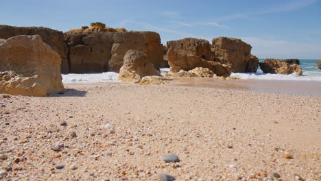 Olas-Espumosas-Golpean-Las-Columnas-De-Roca-De-La-Playa-Praia-Do-Evaristo-En-Albufeira,-Algarve,-Portugal