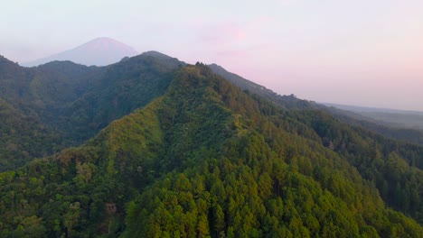 Fantastischer-Unberührter-Tropischer-Regenwald-Mit-Vulkan-Im-Hintergrund-Bei-Sonnenuntergang