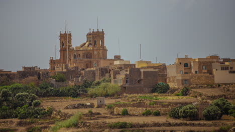 Vista-Timelapse-De-La-Basílica-De-Nuestra-Señora-De-Pinu-Desde-Cerca-Del-Pueblo-De-Gharb-En-La-Isla-De-Gozo
