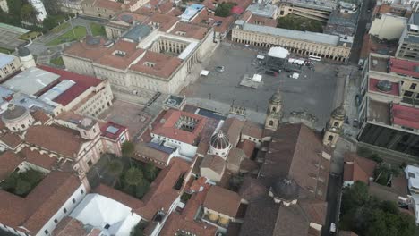 Die-Drohne-Von-Bogota,-Kolumbien-Zeigt-Aus-Der-Luftaufnahme-Ein-Riesiges-Stadtgebiet-Und-Den-Historischen-Hauptplatz-In-Der-Innenstadt