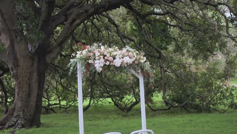 Wunderschöne-Bogendekoration-Für-Die-Hochzeitszeremonie-In-Einem-Garten