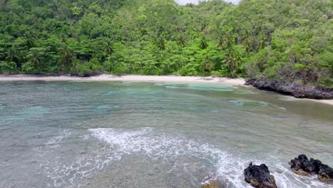 Crystal-Clear-Water-Of-Playa-Ermitano-In-Samana,-Dominican-Republic