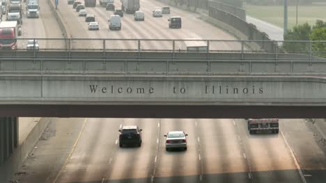 Willkommen-In-Illinois,-Text-Zur-Brückenüberführung-über-Die-Autobahn-Mit-Verkehr