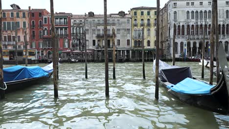 Góndolas-Amarradas-Flotando-Junto-Al-Gran-Canal-De-Venecia