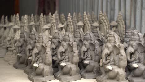 Viele-Ganesha-Idole-Werden-Nach-Der-Herstellung-Trocknen-Gelassen