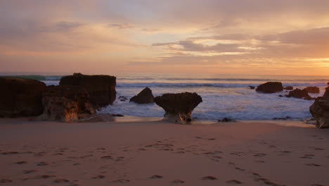 Wunderschöne-Landschaft-Des-Goldenen-Sonnenuntergangs-In-Praia-Do-Evaristo,-Algarve,-Portugal