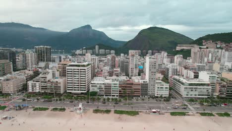 Ipanema-Y-Barrio-De-Leblon-Río-De-Janerio-Brasil-Apartamentos-Residenciales-De-Lujo-Vista-Aérea-Camión-Izquierda