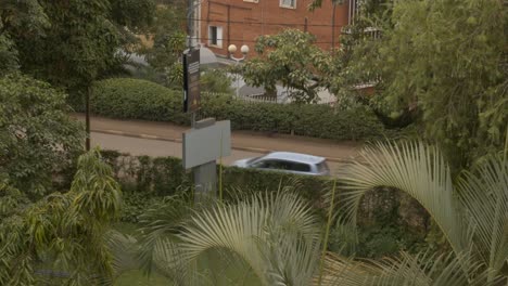 Timelapse-De-Automóviles-Y-Motocicletas-Conduciendo-Por-La-Calle-En-Nakasero,-Centro-De-Kampala,-Uganda,-áfrica