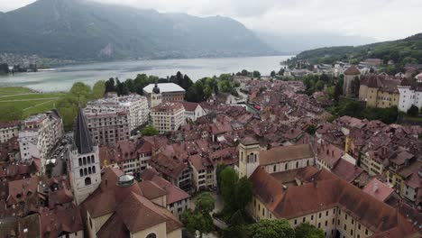 Stadttürme-Und-Gebäude-Von-Annecy,-Frankreich---Drohnenlandschaft-Aus-Der-Luft