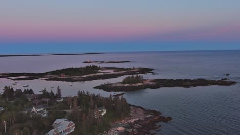 Spektakuläre-Magic-Hour-Luftaufnahme-über-Southport,-Maine