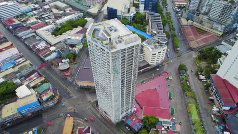 Modernes-Hochhaus,-Umgeben-Von-Städtischen-Straßen-Und-Gebäuden-In-Südostasien