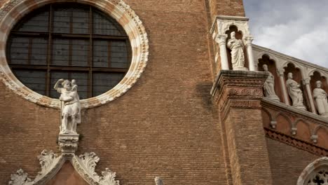 Mirando-Hacia-Las-Estatuas-De-Los-12-Apóstoles-En-La-Fachada-De-La-Iglesia-De-San-Zanipolo-En-Venecia