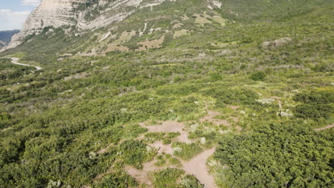 A-drone-tilts-revealing-Kyhv-Peak-in-the-Wasatch-Mountain-Range